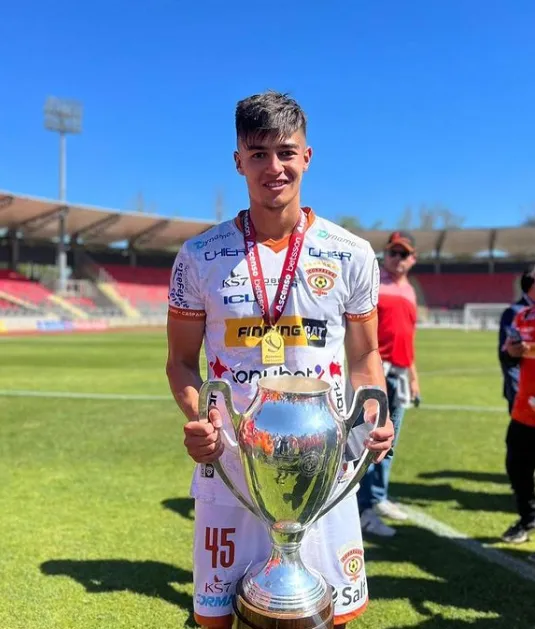 Tapia levantando su primer título en el profesionalismo | FOTO: Instagram