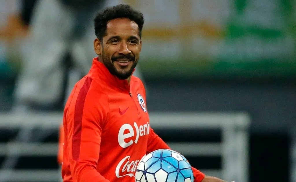 Jean Beausejour le mete fichas a Brereton en España (Foto: Photosport)
