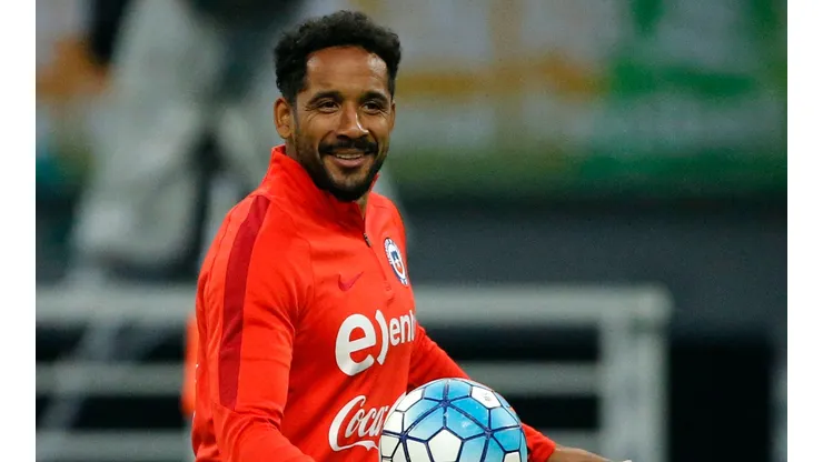 Jean Beausejour le mete fichas a Brereton en España (Foto: Photosport)