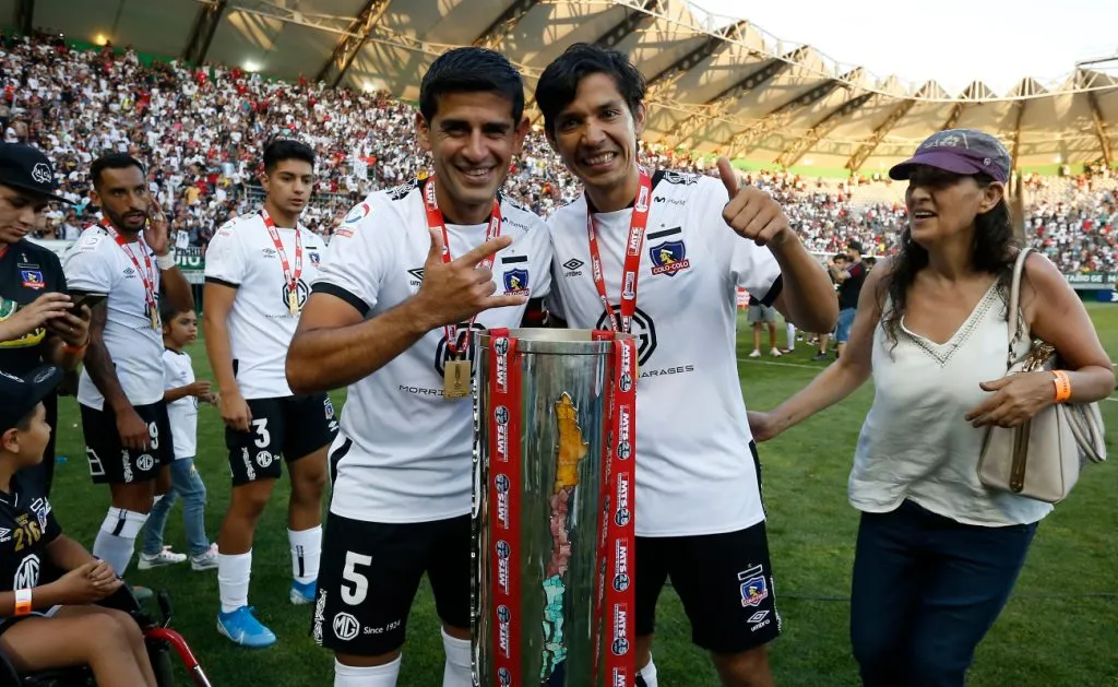 Julio Barroso y Matías Fernández alzaron la Copa Chile 2019 con Colo Colo. (Foto: Photosport)