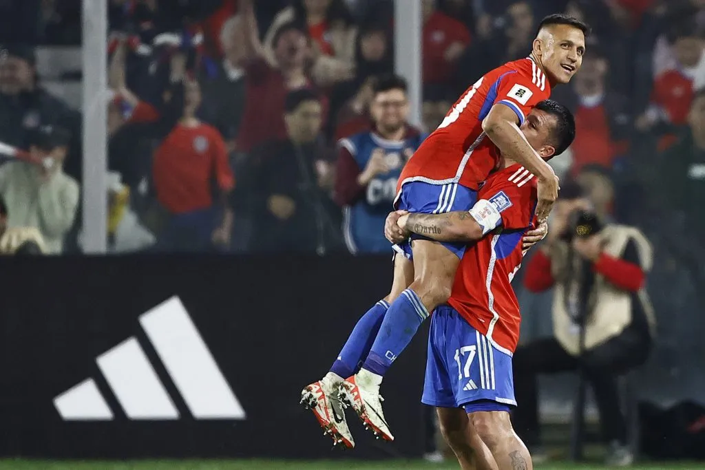 Los jugadores de La Roja quieren seguir abrazándose | FOTO: Dragomir Yankovic/Photosport