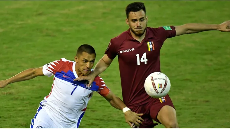 Del Pino Mago enfrentando a Alexis Sánchez en el último duelo ante La Roja.