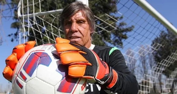 Julio Rodríguez llena de flores a Gabriel Castellón.