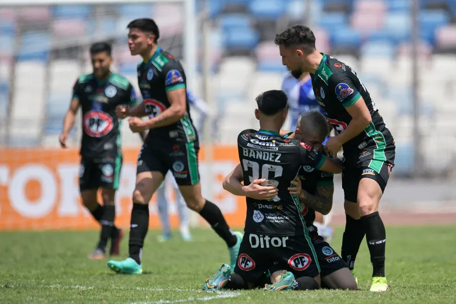 Puerto Montt está al borde del abismo en la Primera B. | Foto: Photosport