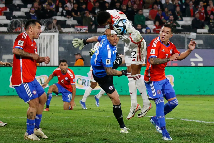 La Roja se hizo fuerte ante Perú. | Foto: Photosport