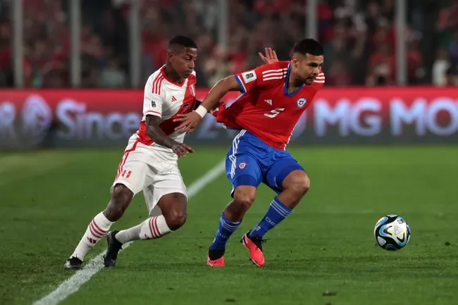 Paulo Díaz hizo partido ante Perú y viviría sus últimos días en River Plate (Photosport)