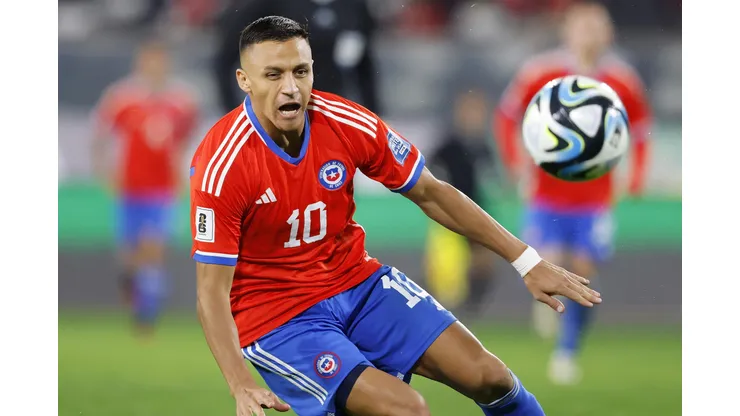 Alexis Sánchez realiza una crítica a la cancha del estadio Monumental (Foto: Photosport)