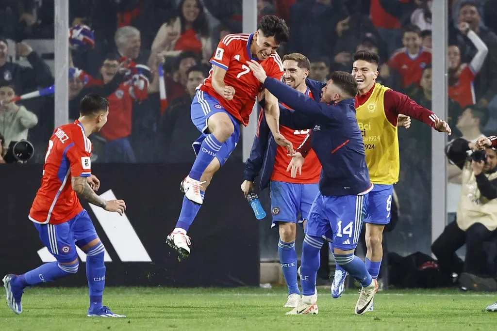 Marcelino Núñez se aplica para el gol del triunfo de Chile ante Perú (Photosport)