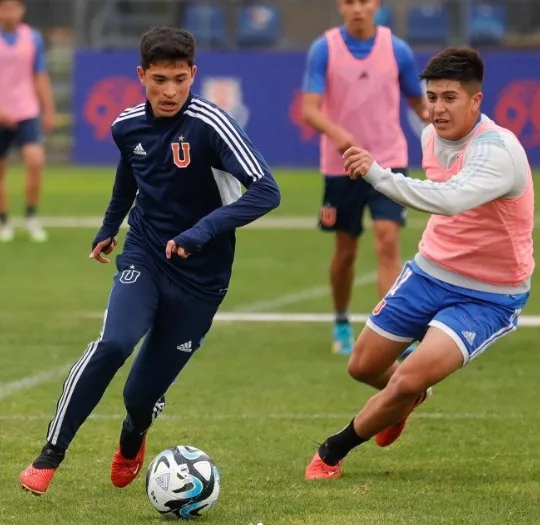 Los dos jugadores entrenando con el equipo de proyección (Prensa Universidad de Chile)
