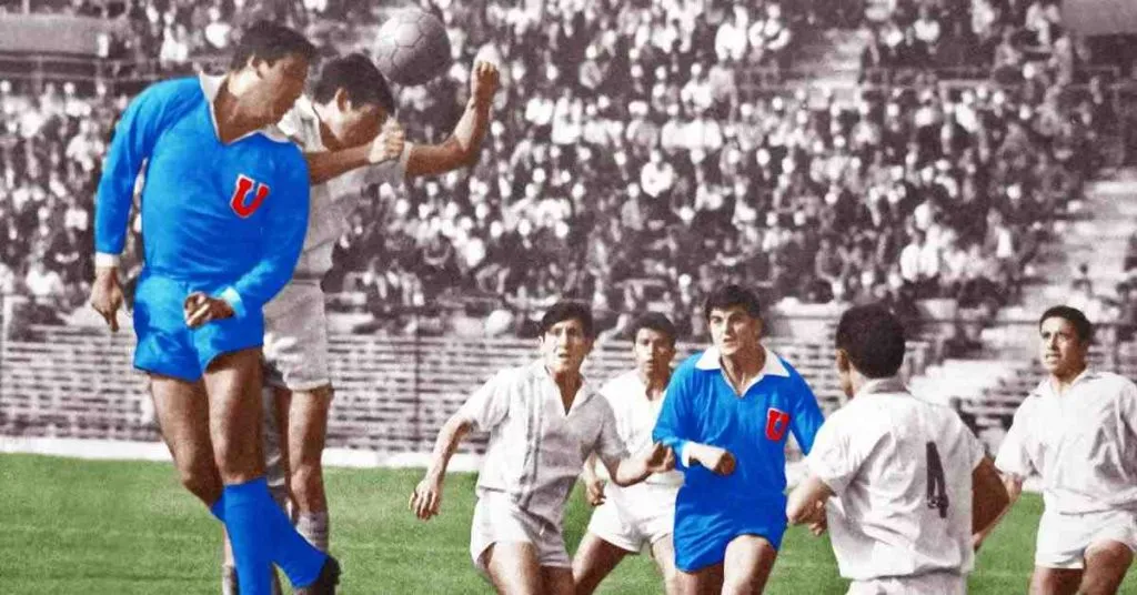 La gran cualidad del goleador histórico de la U, Carlos Campos. Por arriba, era imparable (Archivo)