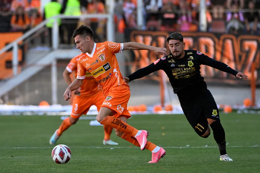 Ex DT de la U propone a crack de Cobreloa. | Foto: Photosport