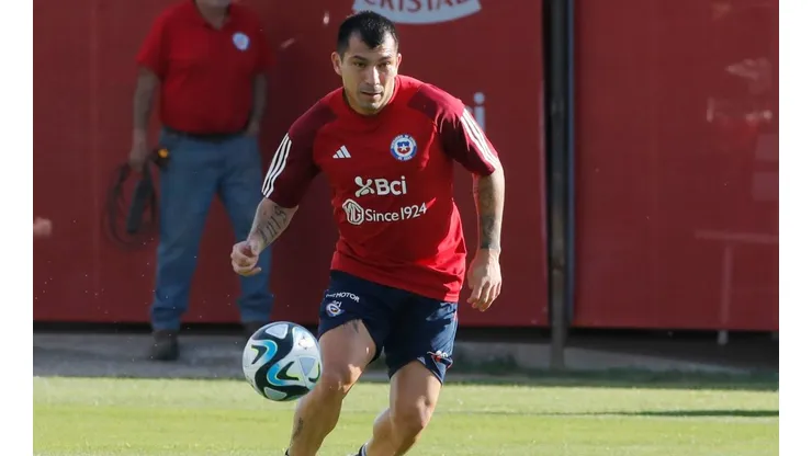 Medel es uno de los jugadores de la Roja que le encantan los tatuajes.