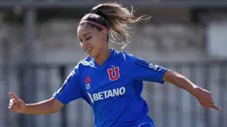 Jugadora azul se saca el sombrero por el hincha universitario.