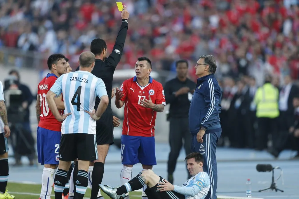 El colombiano dirigió un partido importante en la historia de nuestro país (Photosport)