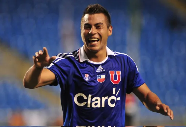 Un ex goleador de la U prefiere a Edu Vargas antes que a Maxi Guerrero (Photosport)