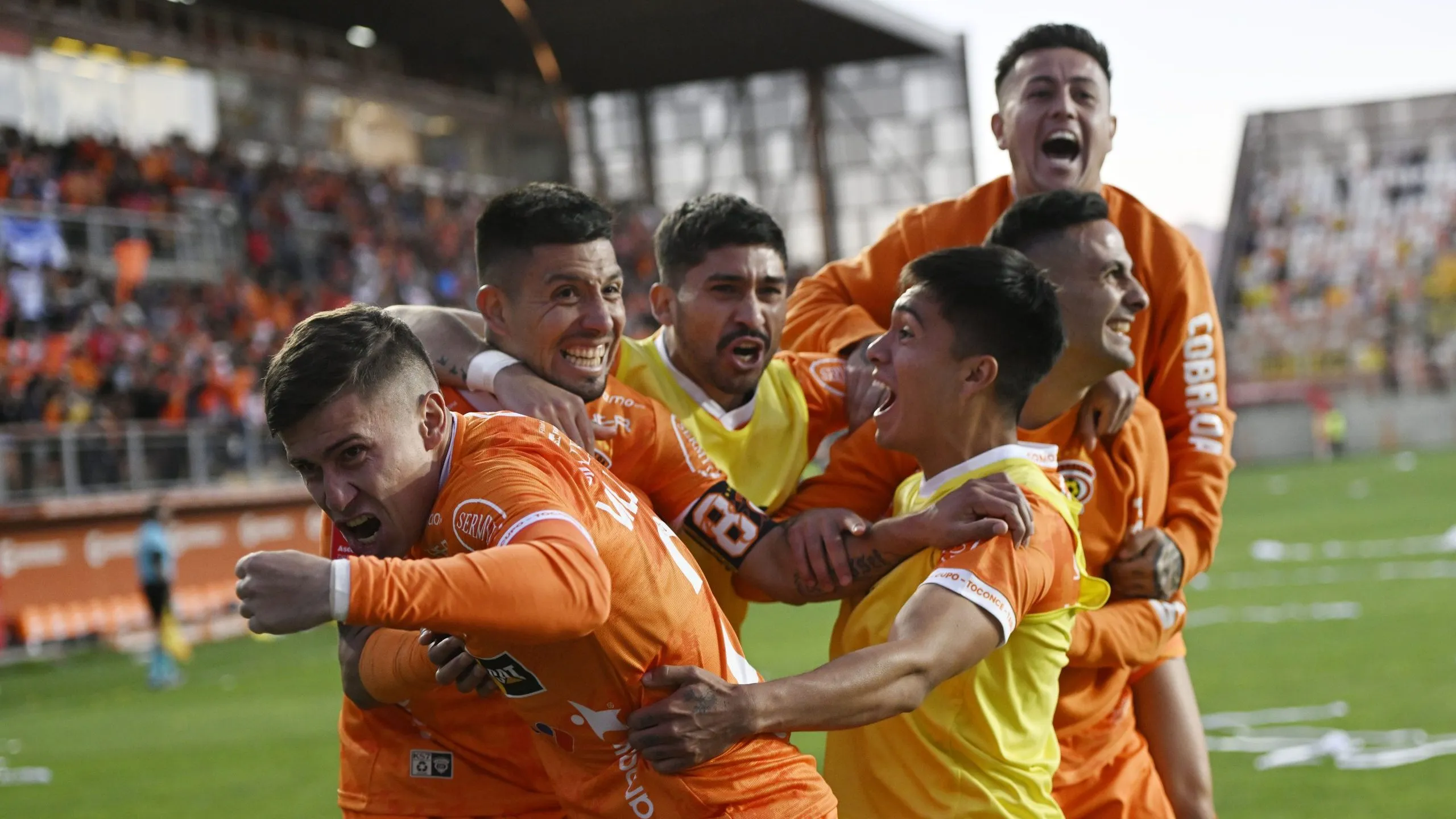 Rodolfo González -al centro- grita con todo el épico triunfo de Cobreloa (Photosport)