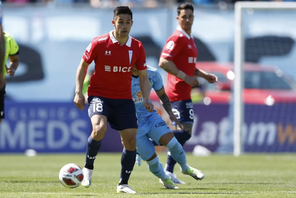 El nivel de Aravena en la UC ha despertado el interés de varios clubes del extranjero | FOTO: Jorge Loyola/Photosport