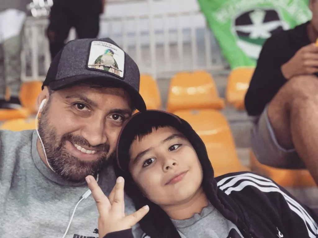 Pato Barrera junto a su hijo Agustín quien heredó la pasión de Wanderers (Instagram)