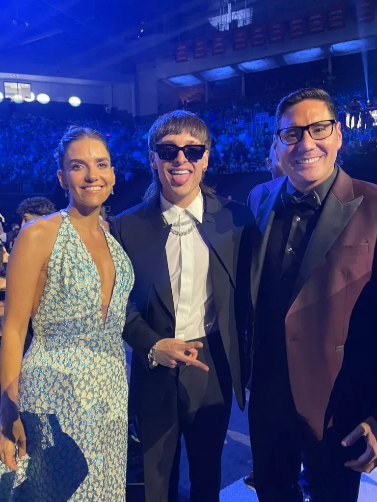 Peso Pluma estará en Viña 2024. Hace unos días, se fotografió con María Luisa Godoy y Pancho Saavedra, animadores del festival (Archivo)