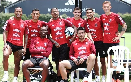 Sonne compartiendo con sus compañeros ante de enfrentar a Chile y a Argentina (Archivo)