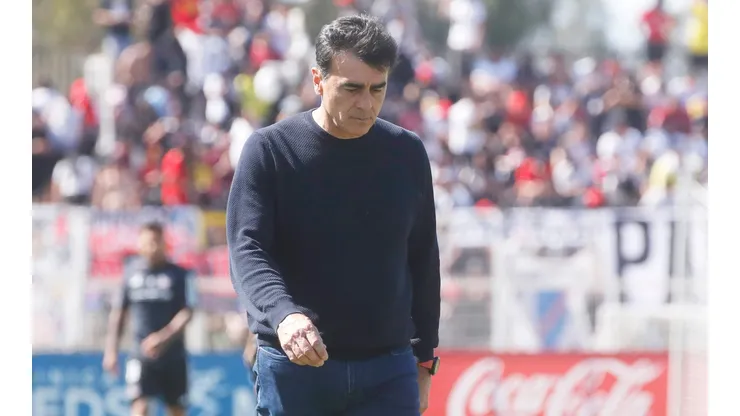 Gustavo Quinteros se aleja de la opción del bicampeonato en Colo Colo (Foto: Photosport)