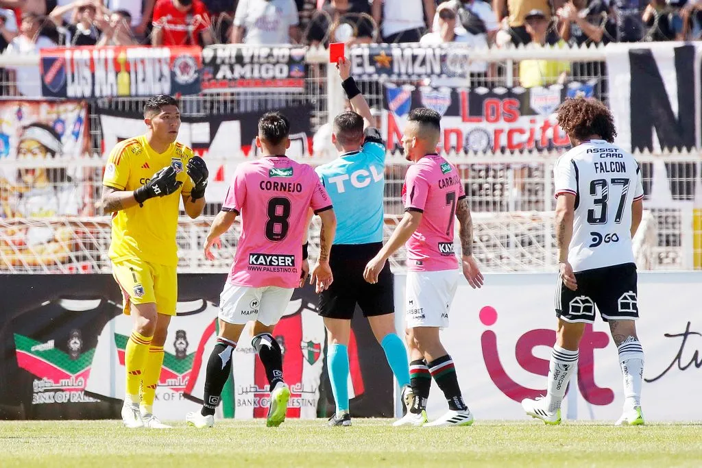 Brayan Cortés fue expulsado en el minuto 16 del primer tiempo por tocar el balón con la mano fuera del área (Foto: Photosport)