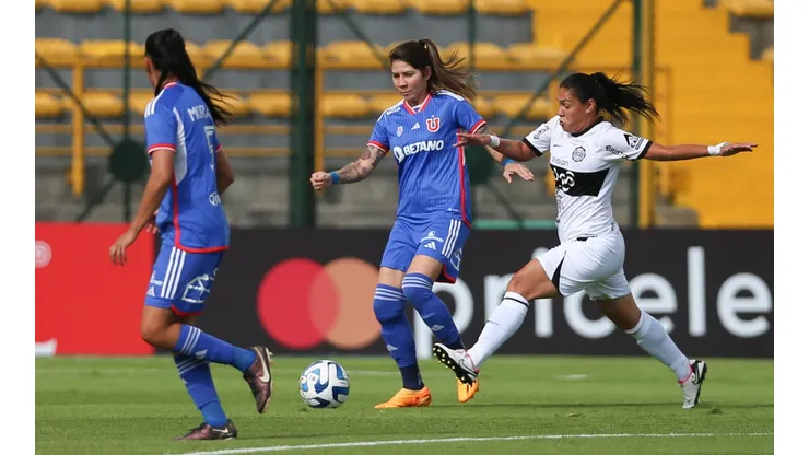 Carla Guerrero muestra su felicidad por triunfo de la U (Foto: Prensa Universidad de Chile)