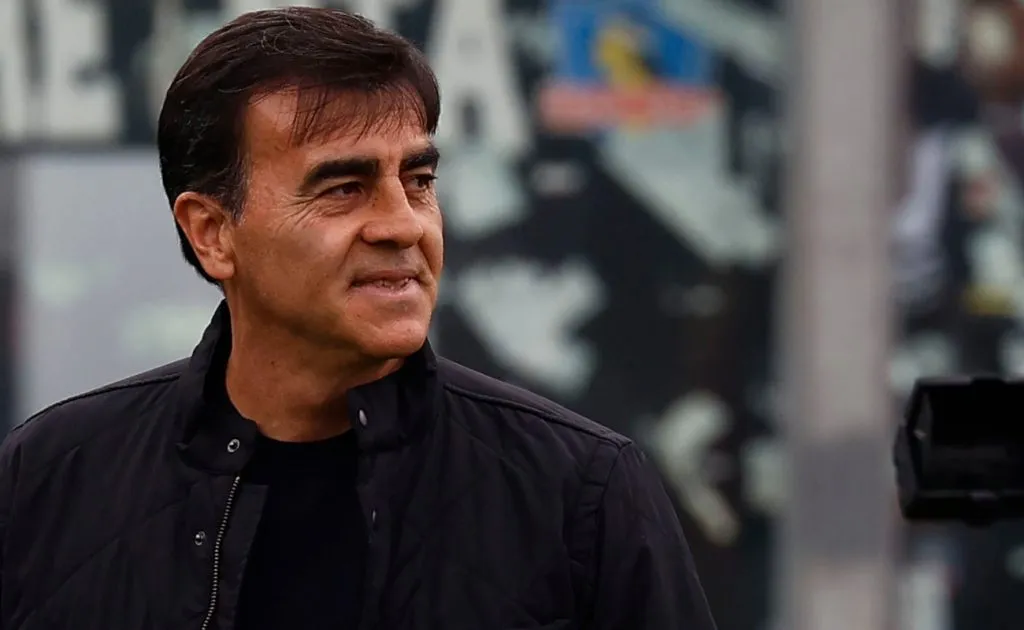 Gustavo Quinteros debe decidir si sigue o no en Colo Colo (Foto: Photosport)