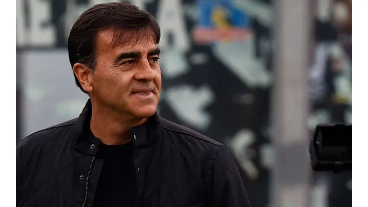 Gustavo Quinteros debe decidir si sigue o no en Colo Colo (Foto: Photosport)