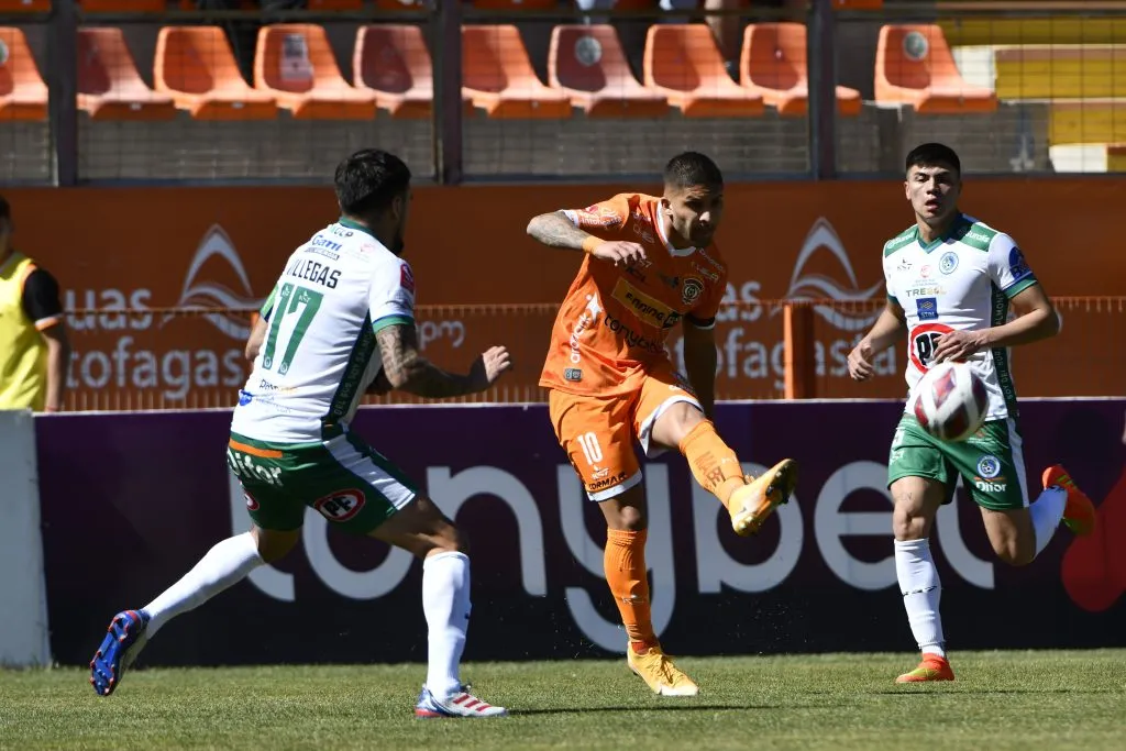 Ignacio Jara -al centro- quiere ganar todo con Cobreloa y ver si tiene chances en Colo Colo (Photosport)