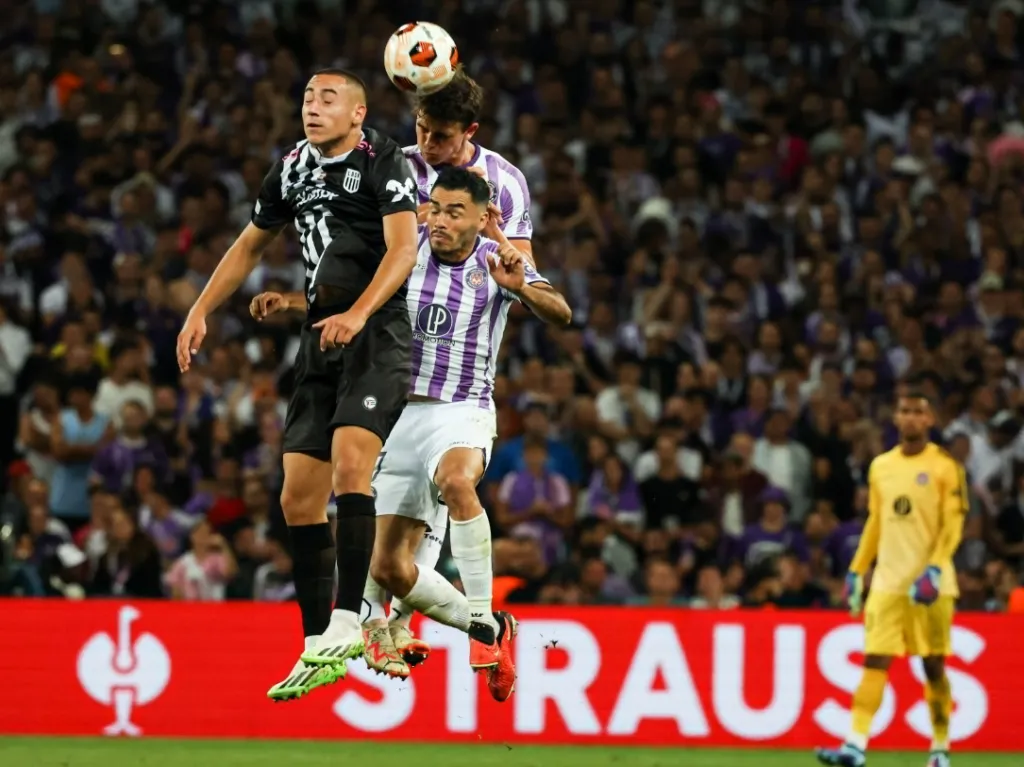 Suazo luchando un balón en un partido por la Europa League | FOTO: Toulouse