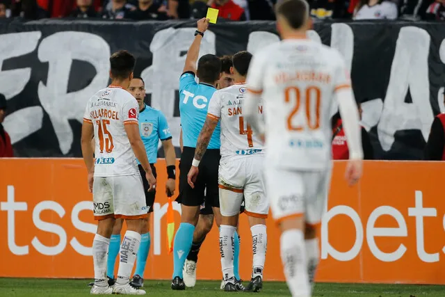 El momento de la amarilla para Falcón (Photosport)