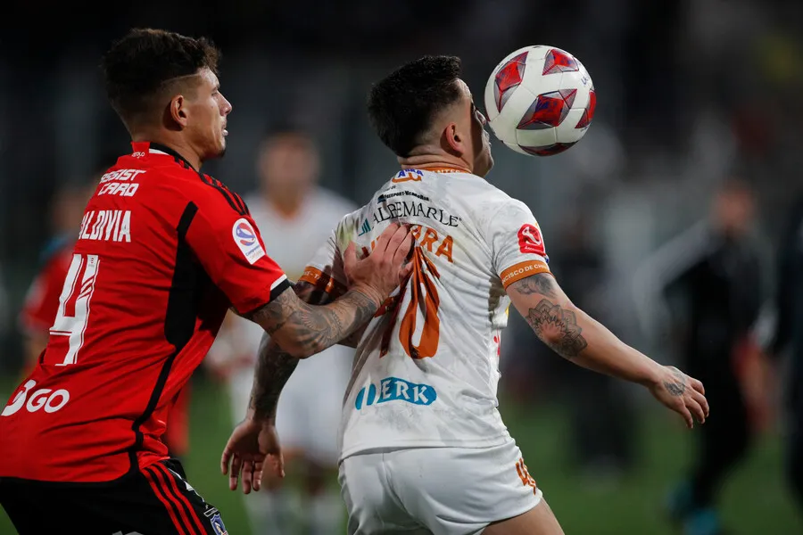 El defensor uruguayo vio la roja ante Cobreloa | Foto: Photosport