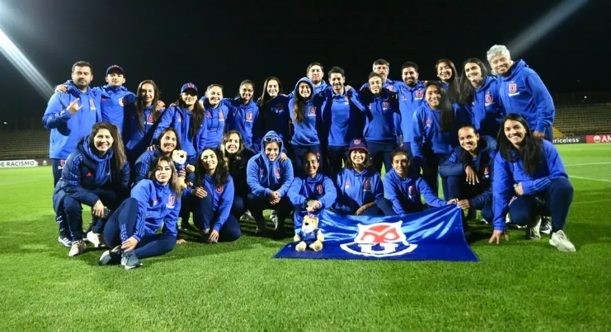 Plantel y cuerpo técnico de la U en el reconocimiento de la cancha de Techo (Prensa Universidad de Chile)