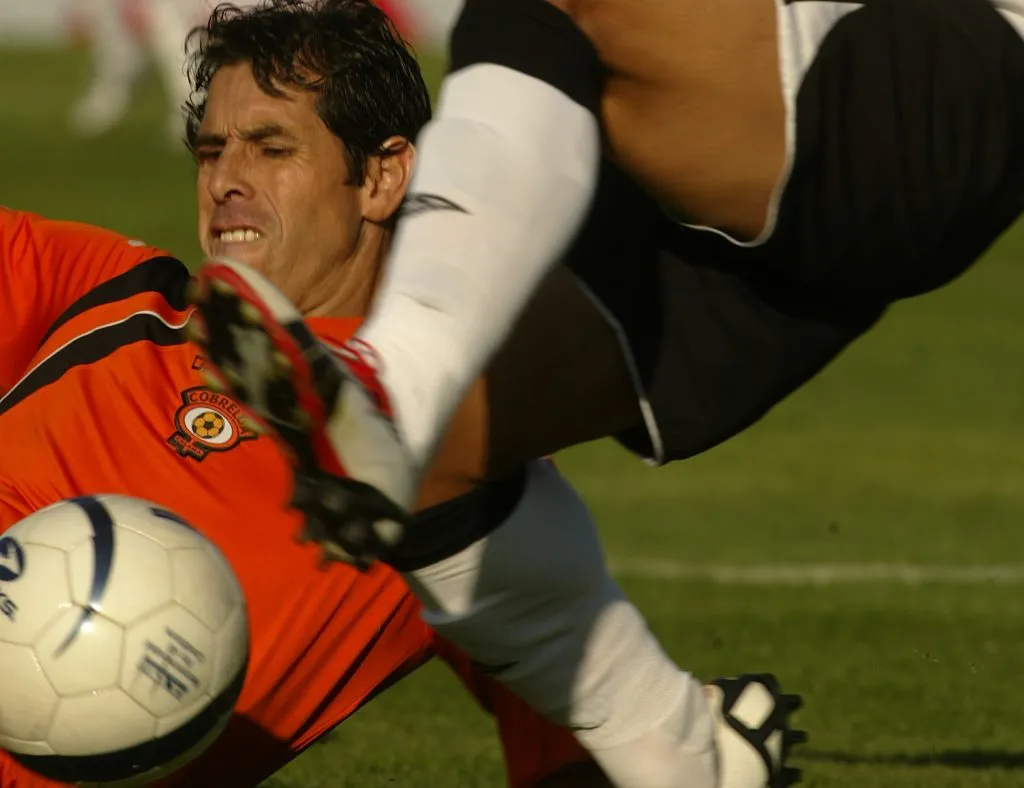 Luis Fuentes vive el partido a concho entre Cobreloa y Colo Colo (Photosport)