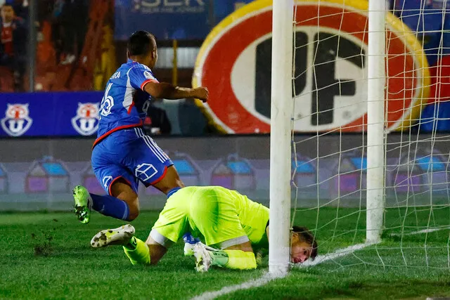 Guerra inicia el festejo por su gol (Photosport)