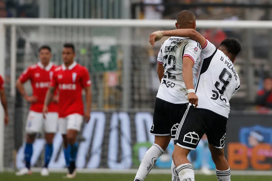 Benegas y su lucha con Pizarro en la delantera alba. | Foto: Photosport