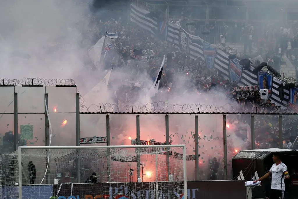 Felipe González consignó lanzamiento de pirotecnia y que se encendieron bengalas en el sector Arica del estadio Monumental (Foto: Photosport)