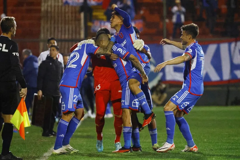 Los jugadores de la U volvieron a abrazarse después de mucho tiempo | FOTO:  Marcelo Hernandez/Photosport