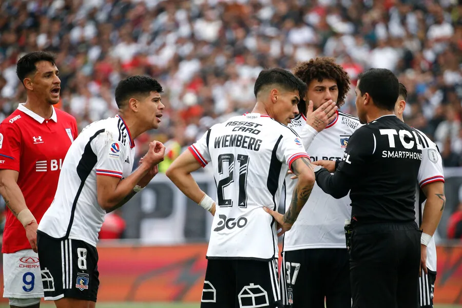 El arbitraje de Felipe González sigue en el ojo del huracán. | Foto: Photosport