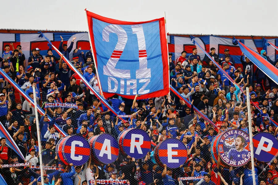 La barra de la U mostró todo su cariño por Marcelo Díaz | Foto: Photosport