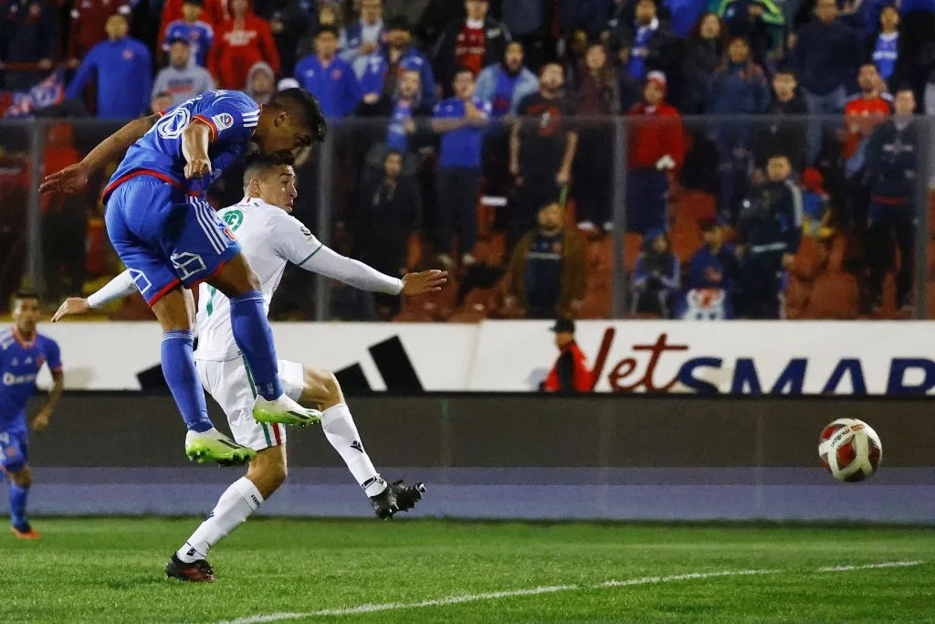 Guerra le ganó en las alturas a los defensores de Audax | FOTO: Marcelo Hernandez/Photosport