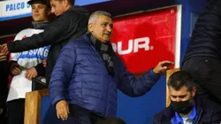 Beto Acosta barre el piso con el árbitro Felipe González.