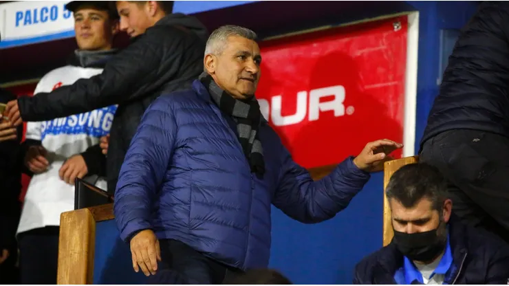 Beto Acosta barre el piso con el árbitro Felipe González.