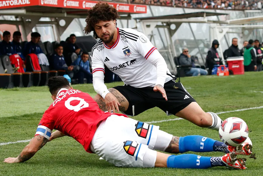 Zampedri en los dardos de Miguel Ángel Neira. | Foto: Photosport