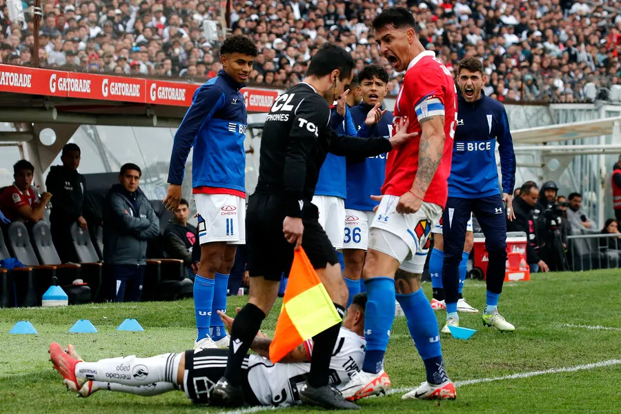 La UC cargó contra el arbitraje. | Foto: Photosport