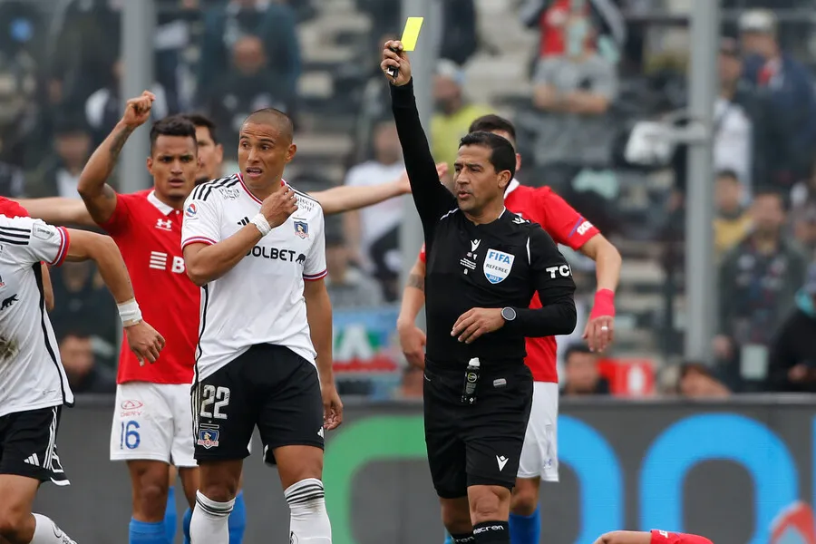 Guarello resolvió las dos polémicas del clásico. | Foto: Photosport