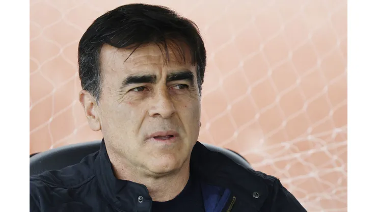 Gustavo Quinteros siente que pudieron ser más la cantidad de minutos agregados en el encuentro de Colo Colo ante la Universidad Católica (Foto: Photosport)