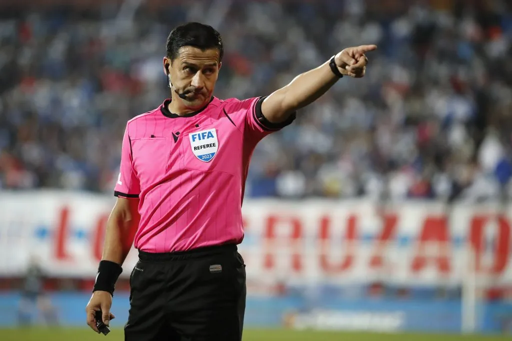 Felipe González fue uno de los que bajó el nivel durante 2023 en el arbitraje nacional (Photosport)