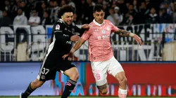Maxi Falcón luchando un balón con Fernando Zampedri.